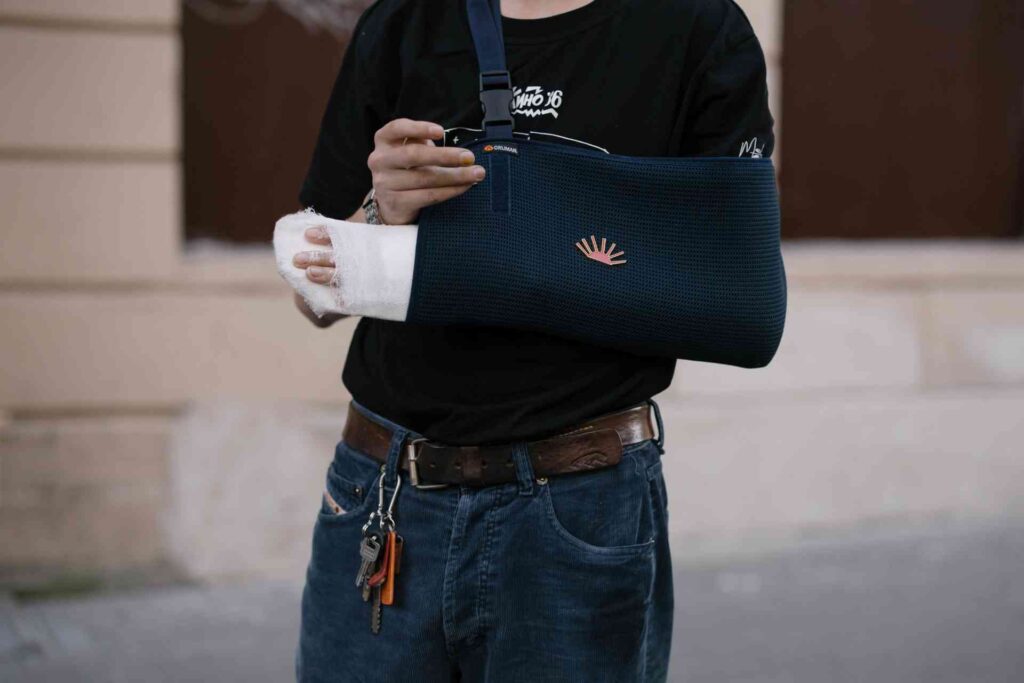 A man with a broken arm looking for a settlement for his personal Injury claim