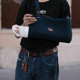A man with a broken arm looking for a settlement for his personal Injury claim
